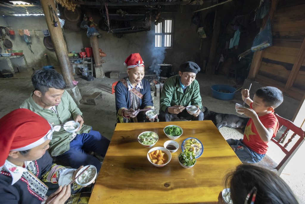 A-Dao-family-sharing-a-meal-in-Sa-Pa-Lao-Cai-province-Vietnam.-%C2%A9-2020-Alliance-of-Bioversity-International-and-CIAT-Trong-Chinh-1024x683