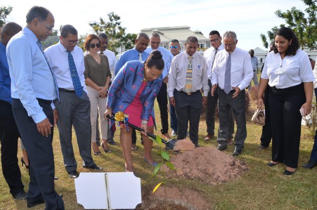 Commonwealth-Sec-Image-4-The-Commonwealth-Secretary-General-visited-the-National-Assembly-of-Seychelles-and-took-part-in-a-tree-planting-ceremony-2018-629x417
