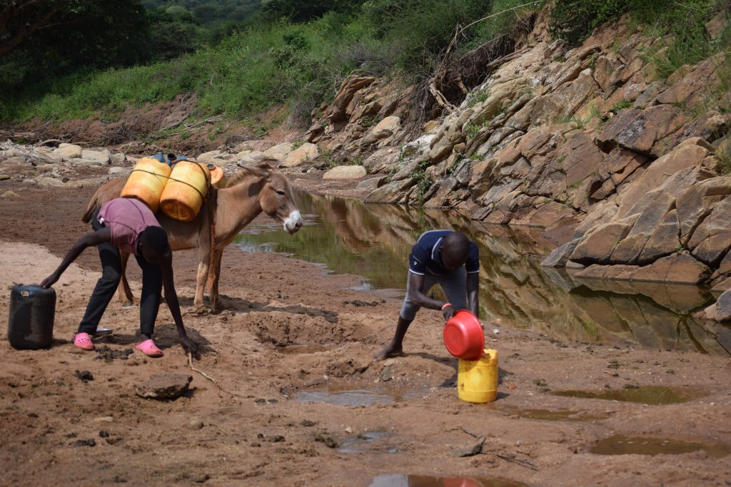 Fatoumata-and-her-brother-Iphrahima-fetch-water-from-a-drying-riverbed-in-Thies-region-1024x683